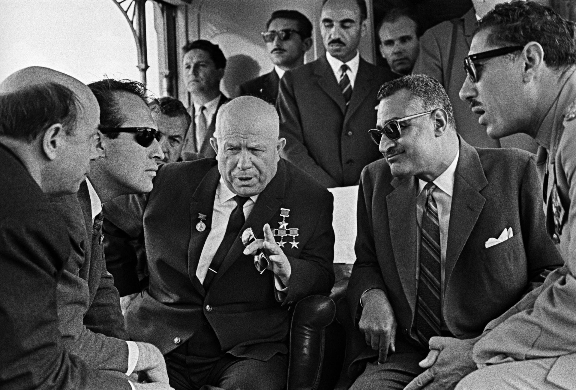 Никита Хрущёв и Гамаль Насер по пути на открытие Асуанской плотины. Египет, май 1964 года - РИА Новости, 1920, 29.10.2026