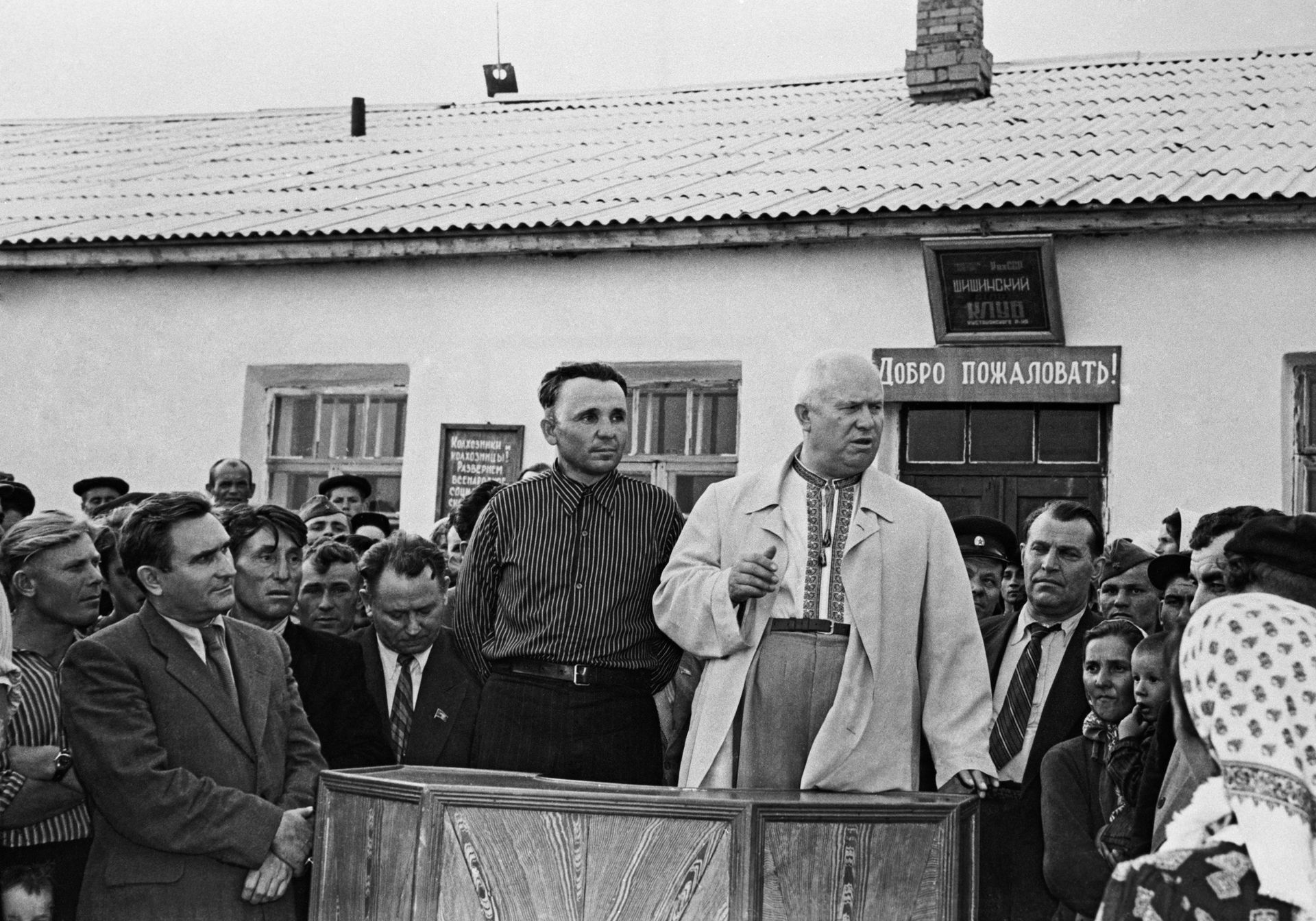 Встреча Никиты Хрущёва с колхозниками, середина 1950-х годов Встреча Никиты Хрущёва с колхозниками, середина 1950-х годов - РИА Новости, 1920, 14.10.2021