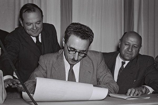 Моше Шарет подписывает Декларацию независимости Израиля, 14 мая 1948