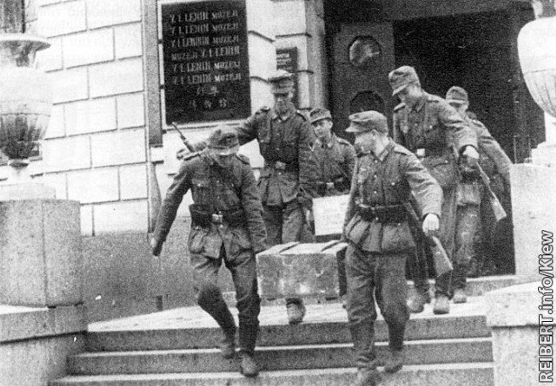 Немецкие солдаты выносят взрывчатку из здания Музея В.И. Ленина в Киеве. Сентябрь 1941 года Немецкие солдаты выносят взрывчатку из здания Музея В.И. Ленина в Киеве. Сентябрь 1941 года - РИА Новости, 1920, 25.09.2026