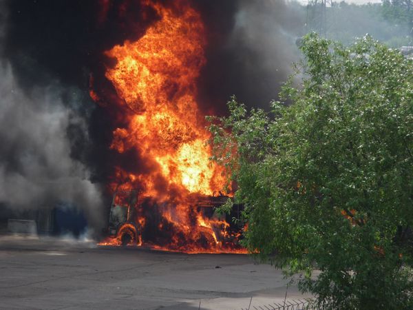 Бензовоз сгорел на АЗС на юге Москвы