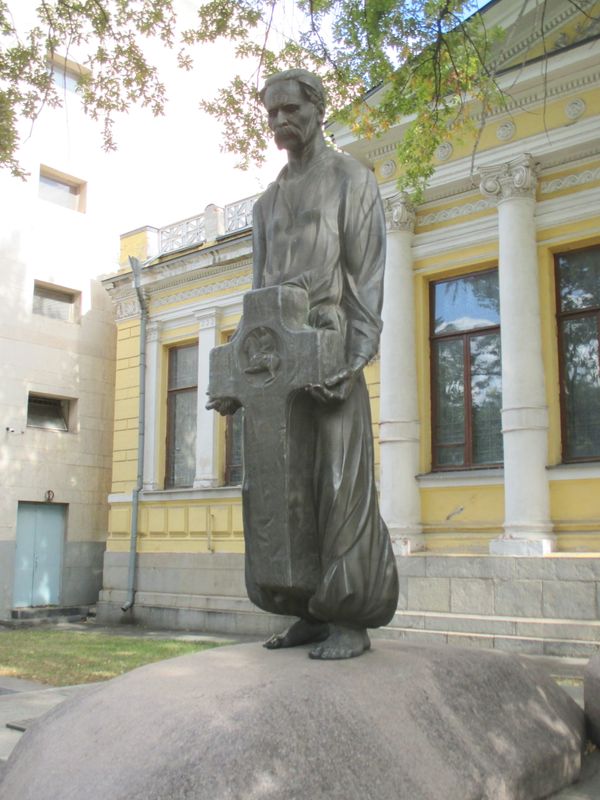 Памятник Д. Яворницкому в Днепропетровске Памятник Д. Яворницкому в Днепропетровске