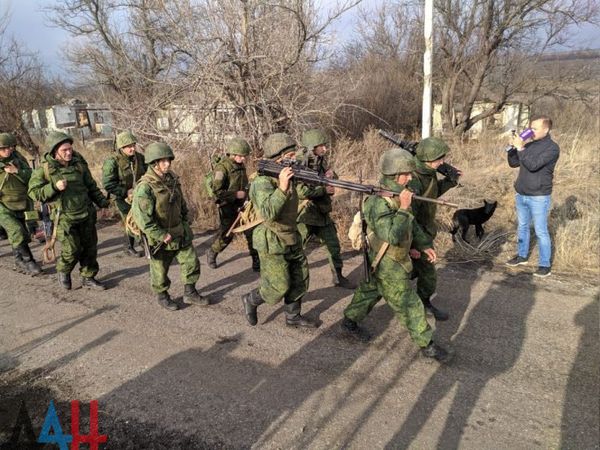Военнослужащие Народной милиции ДНР покидают зону разведения в Петровском