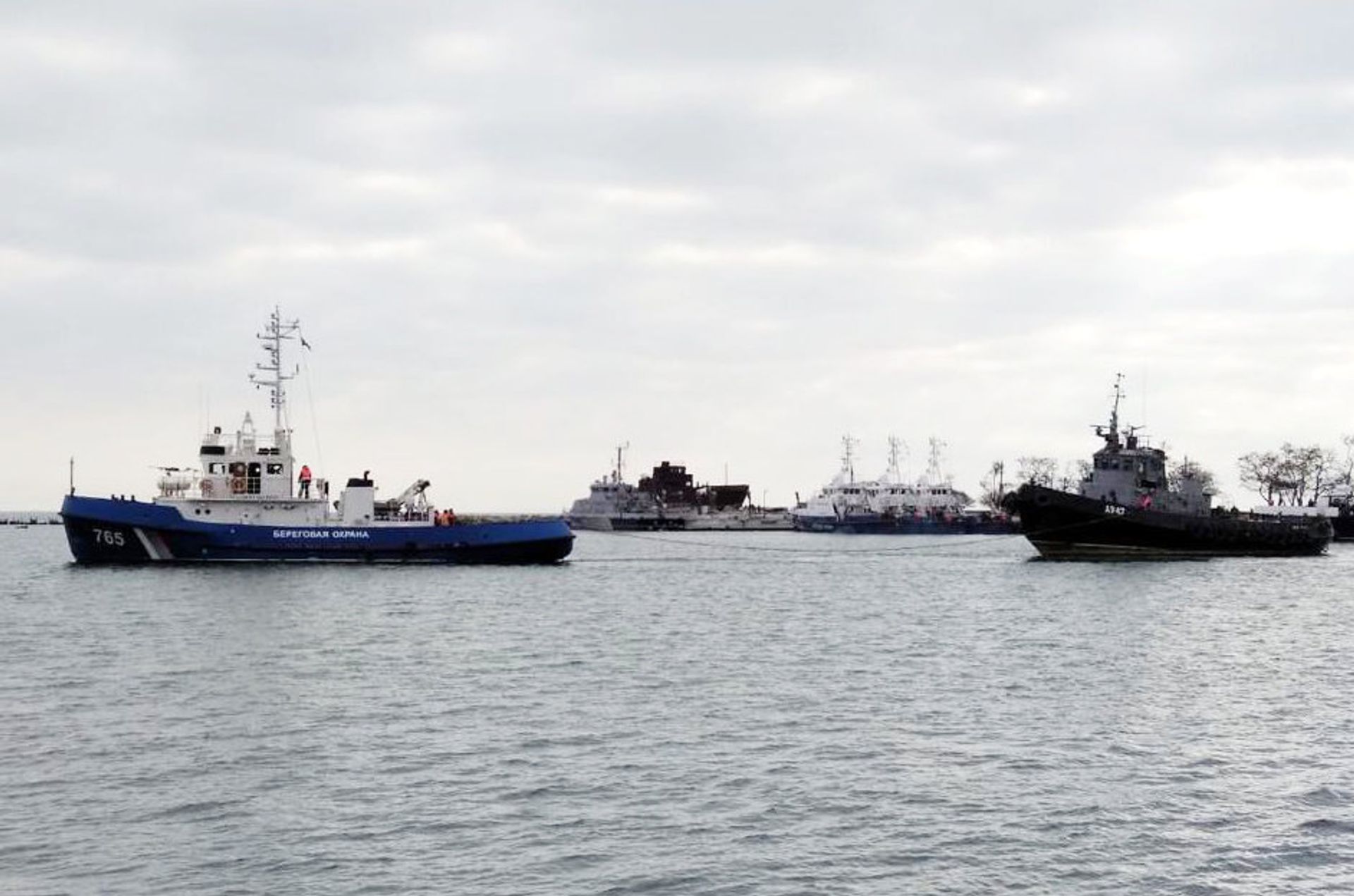 Буксировка задержанных украинских катеров и буксира из порта Керчи - РИА Новости, 1920, 11.12.2019
