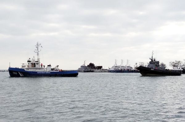 Буксировка задержанных украинских катеров и буксира из порта Керчи