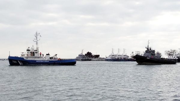 Буксировка задержанных украинских катеров и буксира из порта Керчи