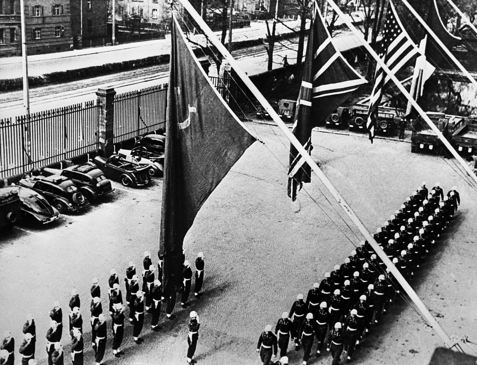 Нюрнбергский процесс. Развод караула перед зданием суда Нюрнбергский процесс. Развод караула перед зданием суда - РИА Новости, 1920, 16.11.2025