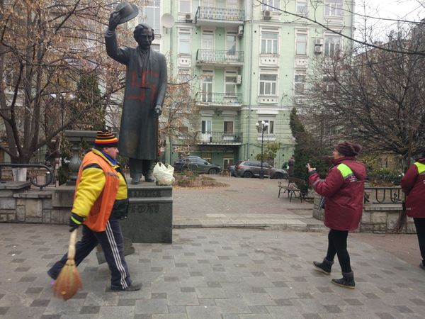 Памятник Шолом Алейхему и свастика Памятник Шолом Алейхему и свастика