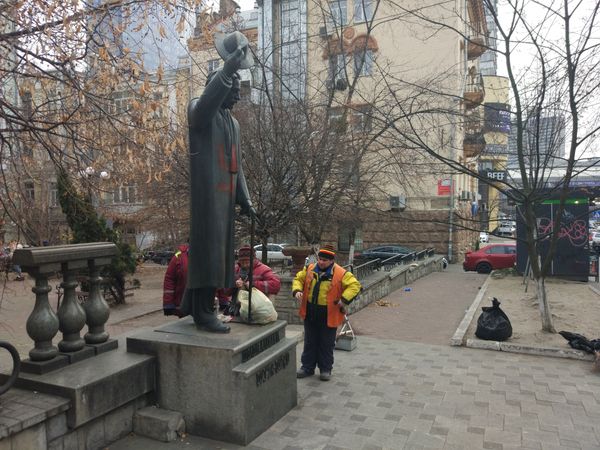 Памятник Шолом Алейхему и свастика Памятник Шолом Алейхему и свастика