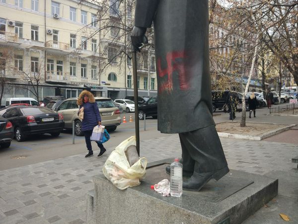 Памятник Шолом Алейхему и свастика Памятник Шолом Алейхему и свастика