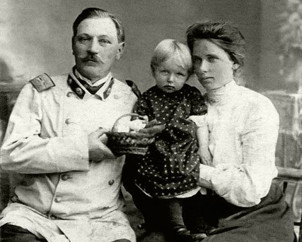 Иосиф Тимченко с женой Евдокией Павловной и дочерью Тамарой. 1905 г.