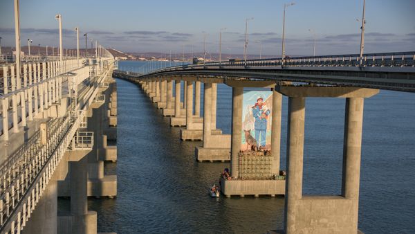 Крымский мост граффити Крымский мост граффити