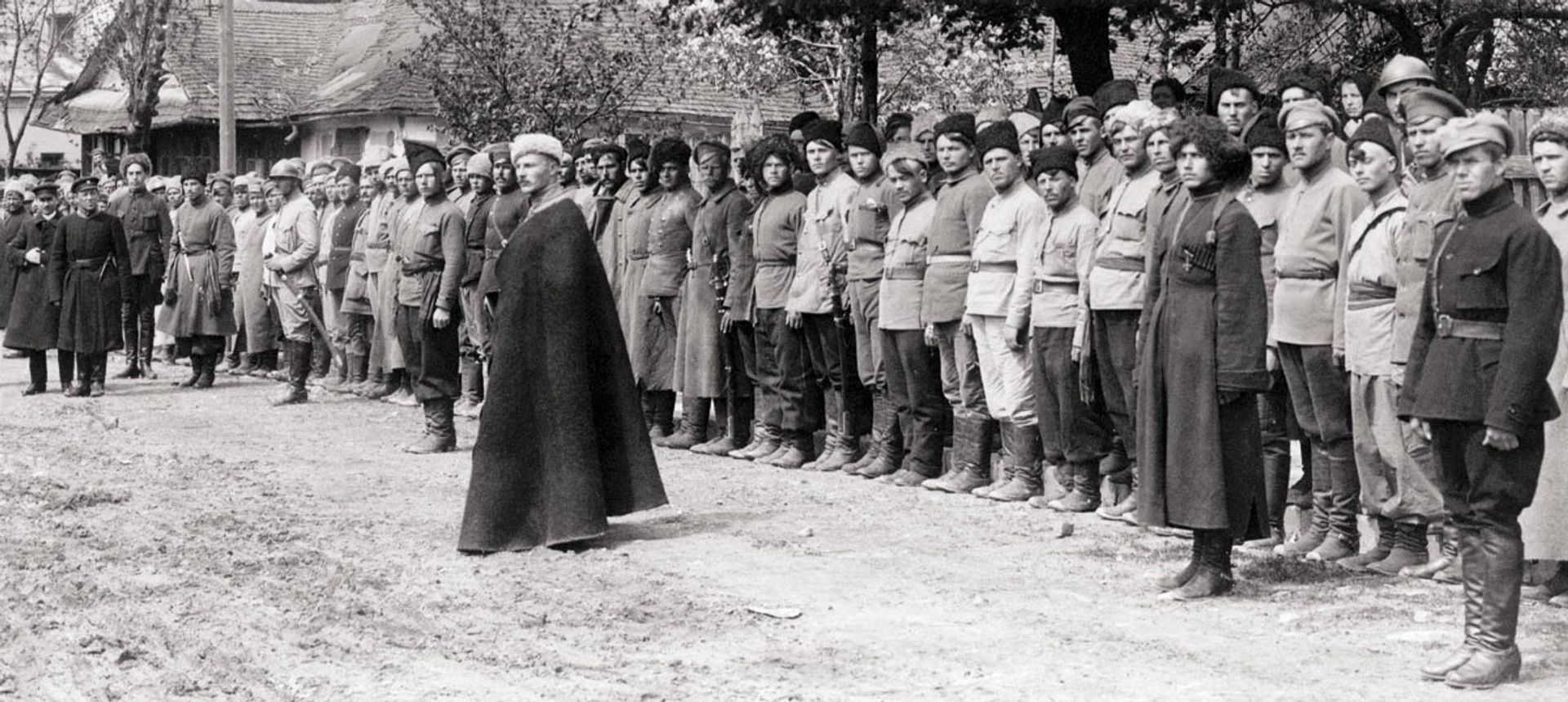 Подразделение армии УНР во время инспекции Симоном Петлюрой. В центре - Ефим Божко. Весна-лето 1919 года Подразделение армии УНР во время инспекции Симоном Петлюрой. В центре - Ефим Божко. Весна-лето 1919 года - РИА Новости, 1920, 20.04.2026