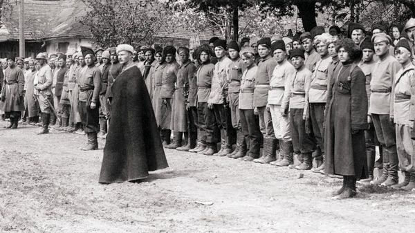 Подразделение армии УНР во время инспекции Симоном Петлюрой. В центре - Ефим Божко. Весна-лето 1919 года Подразделение армии УНР во время инспекции Симоном Петлюрой. В центре - Ефим Божко. Весна-лето 1919 года