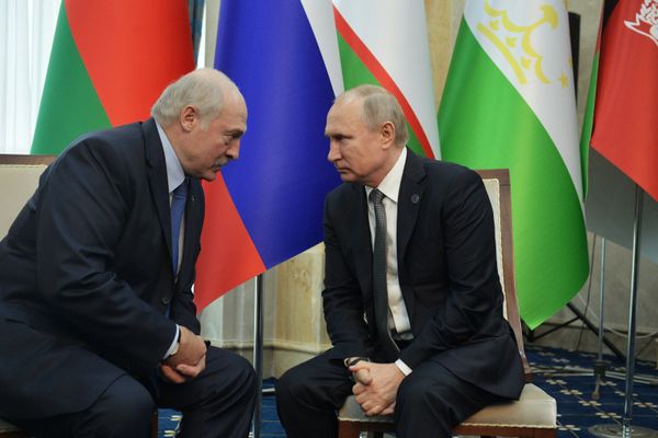 Президент РФ В. Путин принимает участие в заседании Совета глав государств – членов ШОС в Бишкеке Президент РФ В. Путин принимает участие в заседании Совета глав государств – членов ШОС в Бишкеке