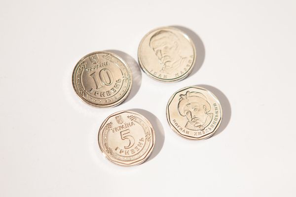 гривны 5, 10 гривен монеты