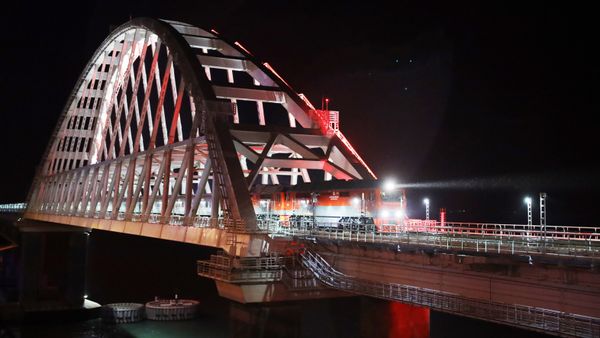 Первый пассажирский поезд Санкт-Петербург - Крым