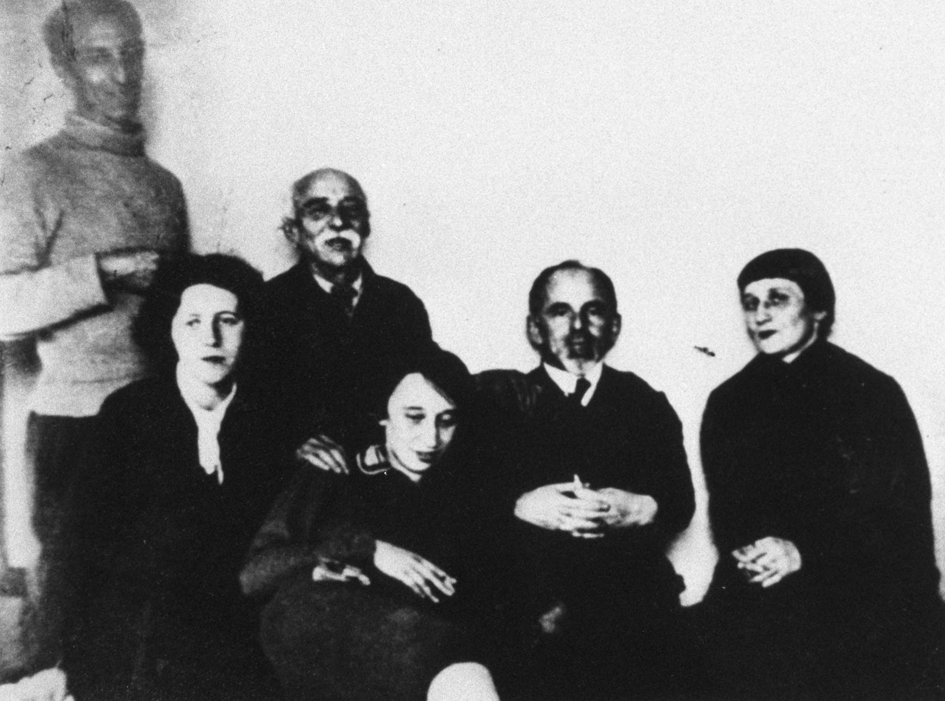 Анна Ахматова, Осип Мандельштам, Мария Петровых, Эмилий Мандельштам , Надежда Мандельштам, Александр Мандельштам Анна Ахматова, Осип Мандельштам, Мария Петровых, Эмилий Мандельштам , Надежда Мандельштам, Александр Мандельштам - РИА Новости, 1920, 10.01.2026
