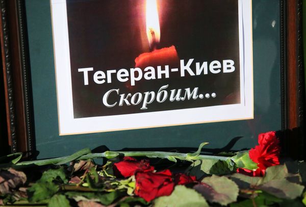 Цветы у посольства Ирана в Киеве в память о жертвах авиакатастрофы