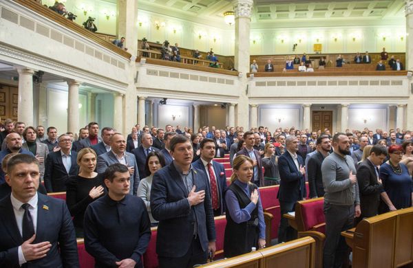 Верховная рада гимн поют