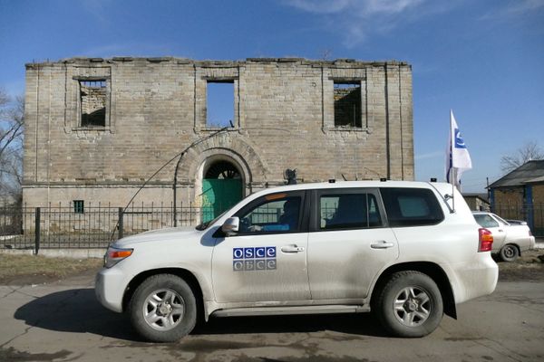 Замглавы миссии ОБСЕ на Украине А. Хуг посетил поселок Зайцево в Донецкой области