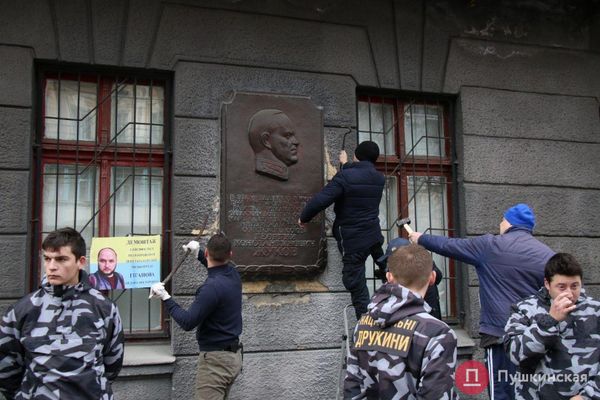 В Одессе 4 февраля убрали барельеф маршалу Георгию Жукову