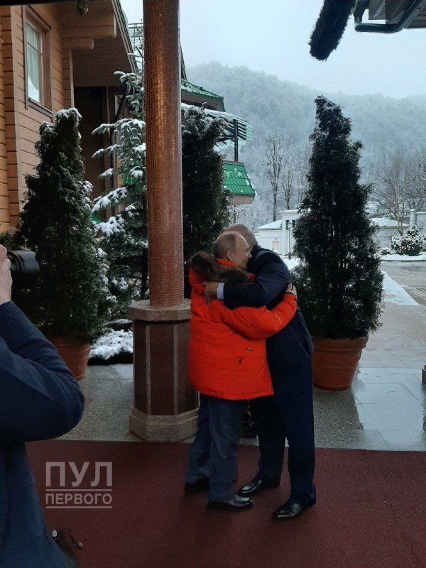 Президенты России и Белоруссии Владимир Путин и Александр Лукашенко объятия