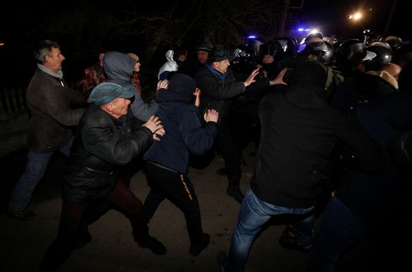 столкновения с полицией коронавирус столкновения с полицией коронавирус