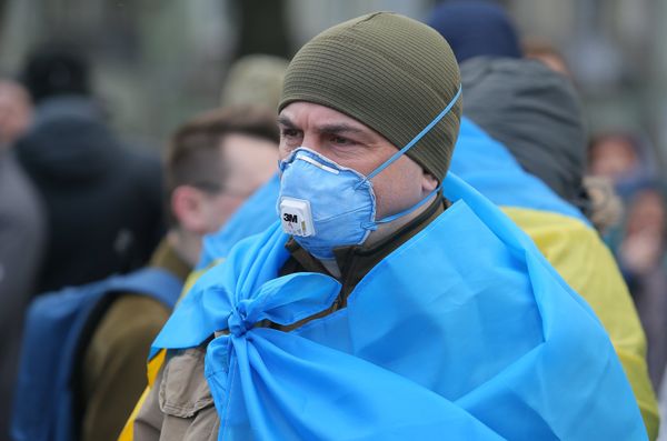 украина коронавирус флаг жители