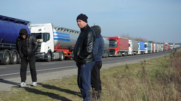 граница украина польша контрольно пропускной пункт краковец очередь фуры грузовики коронавирус