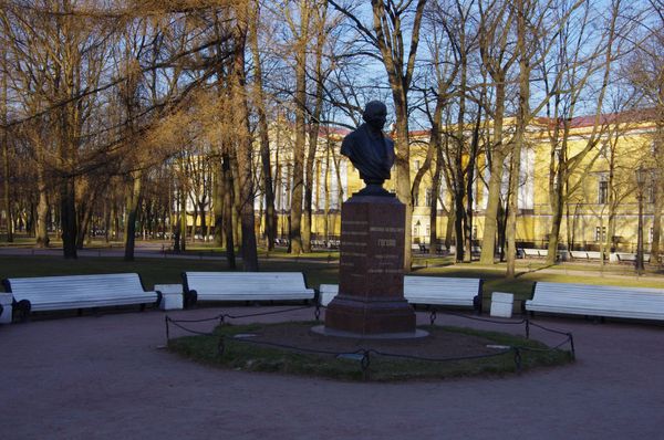 бюст Гоголя в Александровском саду Санкт-Петербурга