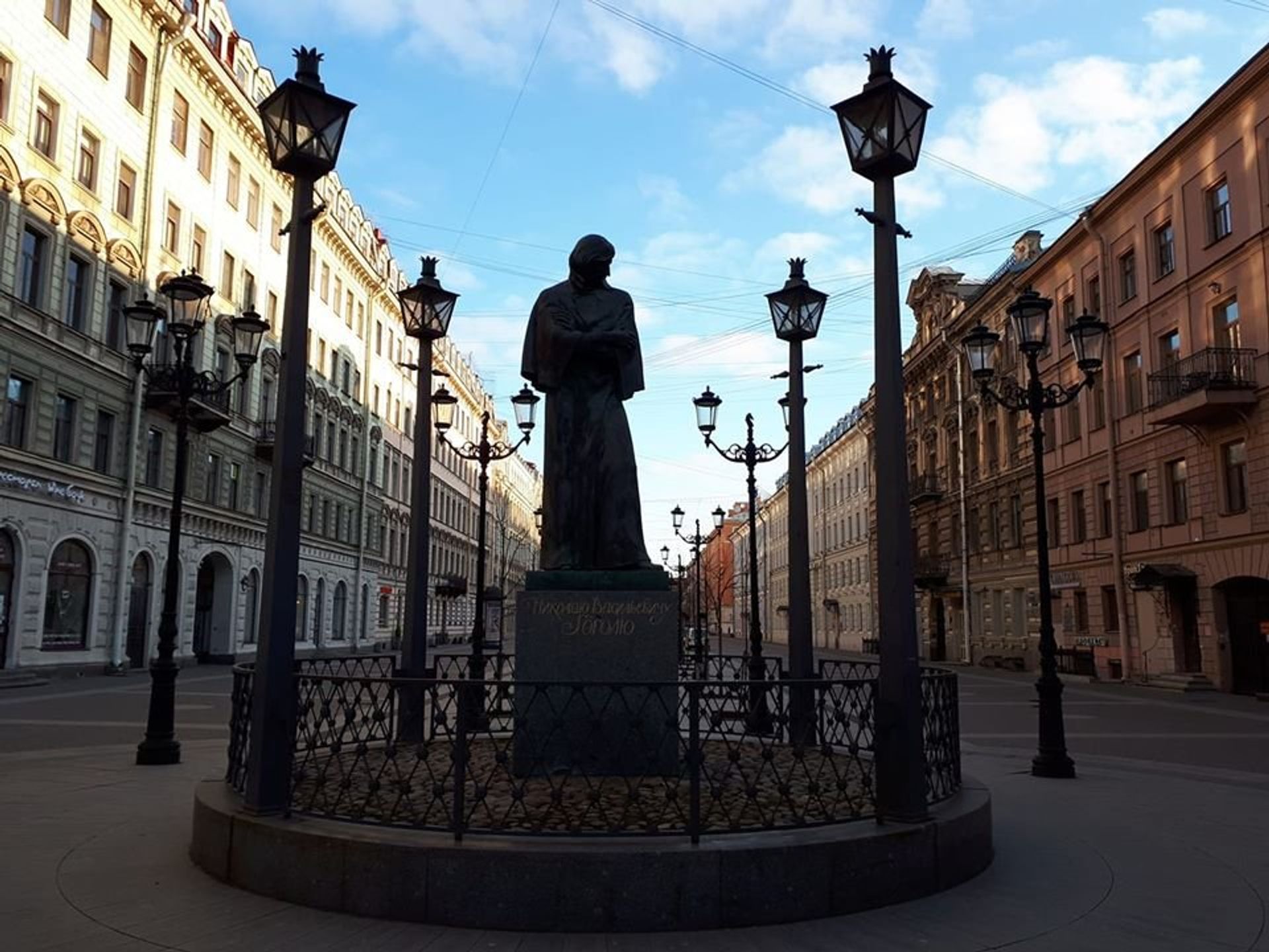 Памятник Гоголю на Малой Конюшенной в Санкт-Петербурге Памятник Гоголю на Малой Конюшенной в Санкт-Петербурге - РИА Новости, 1920, 01.04.2021