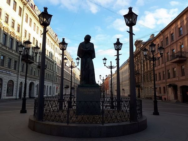 Памятник Гоголю на Малой Конюшенной в Санкт-Петербурге 