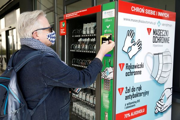 коронавирус Польша, Варшава маски коронавирус Польша, Варшава маски