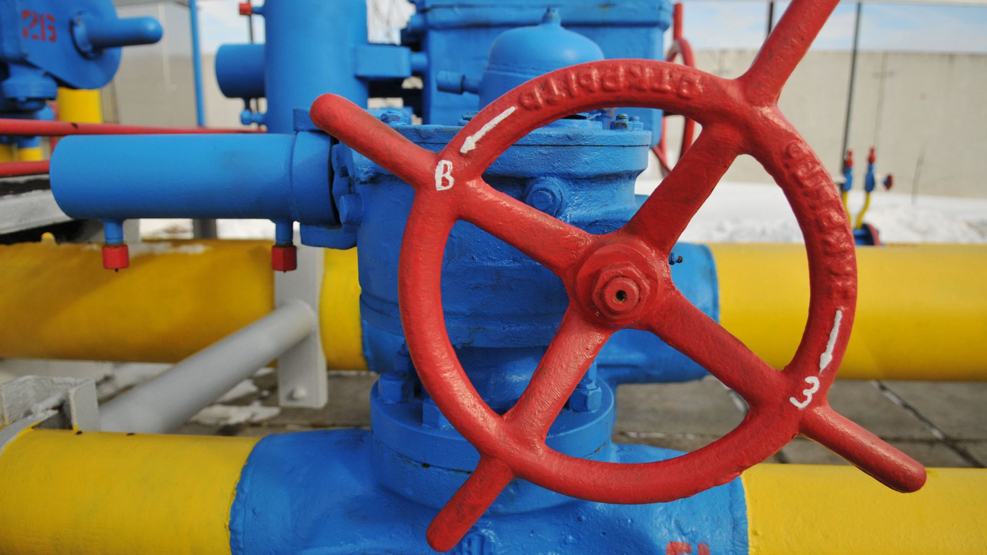 Вентиль на трубопроводе газораспределительной станции Нежухив в Стрыйском районе Львовской области. - РИА Новости, 1920, 16.04.2023