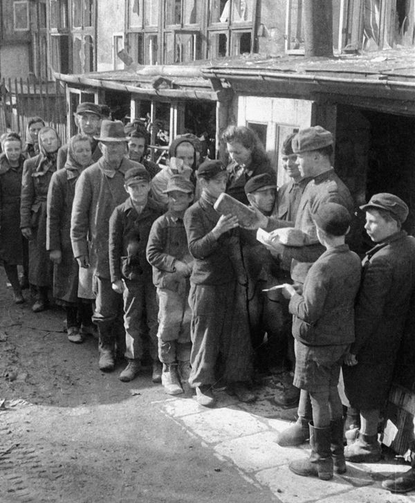 Жители взятого Бреслау получают хлеб от советских солдат Жители взятого Бреслау получают хлеб от советских солдат