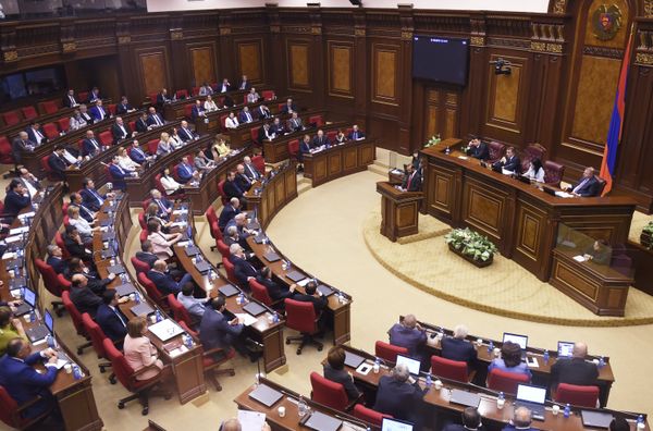 Внеочередное заседание по выборам нового премьера в парламенте Армении