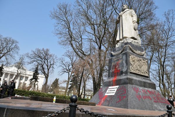 Националисты в Киеве облили краской памятник генералу Ватутину Националисты в Киеве облили краской памятник генералу Ватутину