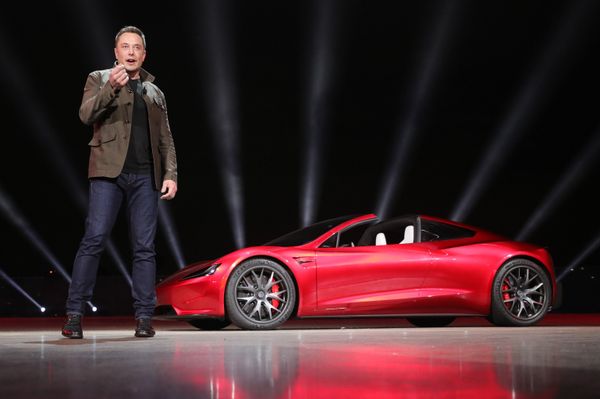 Компания Tesla представила новые модели электромобилей