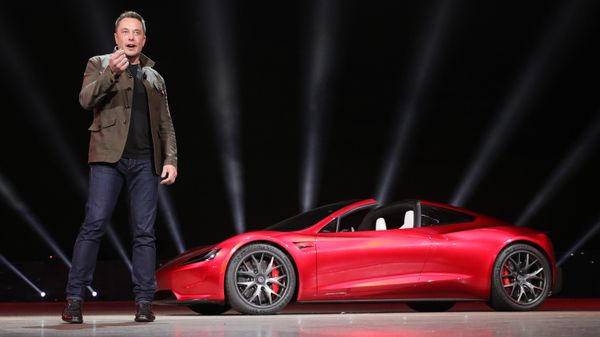 Компания Tesla представила новые модели электромобилей