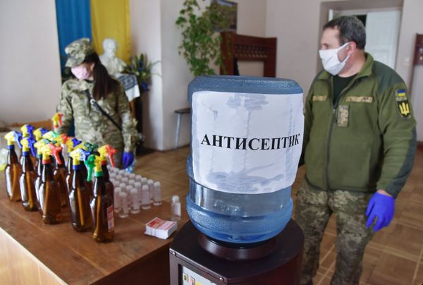 Капелланы на Украине начали производить антисептики для военных