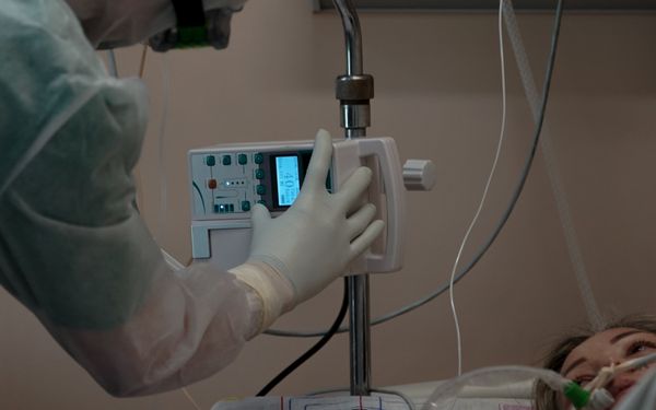 Работа медиков с больными COVID-19 в Тверской областной клинической больнице