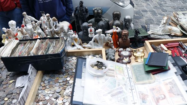 Андреевский спуск барахолка Киев статуэтки бюсты Ленин деньги Андреевский спуск барахолка Киев статуэтки бюсты Ленин деньги