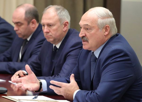 Президент РФ В. Путин провел переговоры с президентом Белоруссии А. Лукашенко в Сочи Президент РФ В. Путин провел переговоры с президентом Белоруссии А. Лукашенко в Сочи