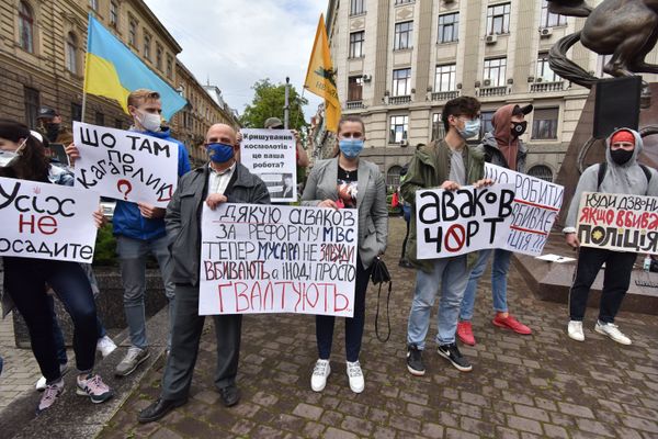Участники акции с требованием отставки главы МВД Украины Арсена Авакова у здания Главного управления полиции Львовской области во Львове