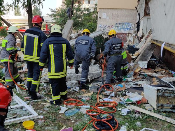 Спасатели на месте взрыва газа в девятиэтажке в Дарницком районе Киева