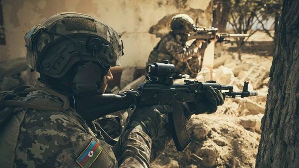 Солдат военнослужащий армия оружие Азербайджан Солдат военнослужащий армия оружие Азербайджан