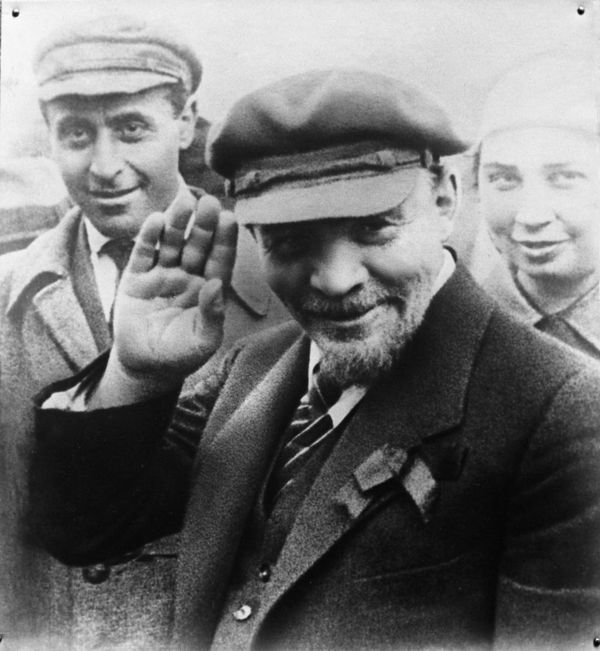 Владимир Ильич Ленин на закладке памятника Освобождённый труд Владимир Ильич Ленин на закладке памятника Освобождённый труд