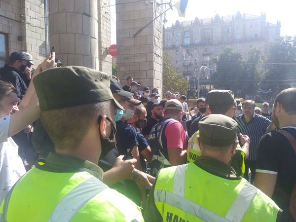 националисты сорвали митинг журналистов телеканала КРТ