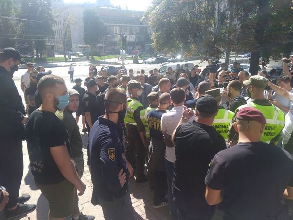 националисты сорвали митинг журналистов телеканала КРТ